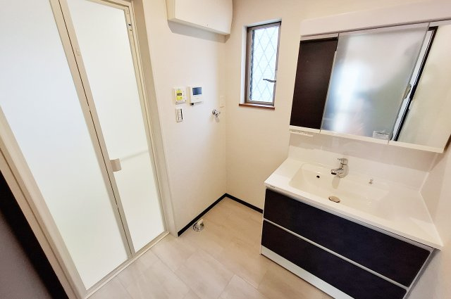 堺市中区東山の独立洗面台|洗面室：クロス貼替えや洗面化粧台新調などリフォーム済み。