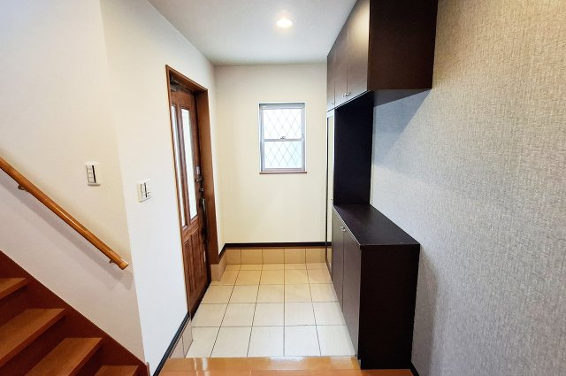 堺市中区東山の玄関|玄関：窓があり明るい玄関。