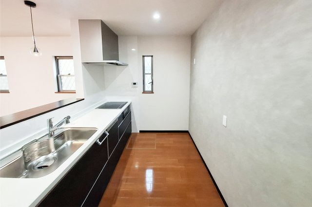 堺市中区東山のキッチン|キッチン：小窓付きで換気しやすい設計。