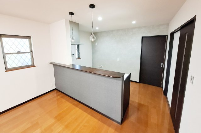 堺市中区東山の内装|LDK：キッチン背面の壁とカウンター下にはアクセントクロスを新調。