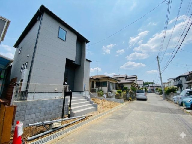 七栄０２期　新築戸建ての前面道路含む現地写真