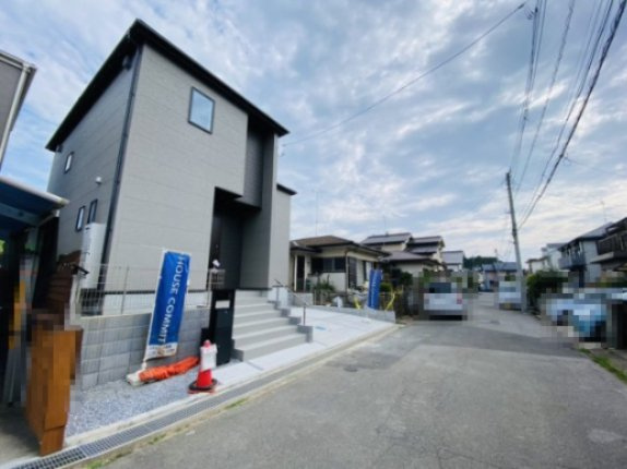 七栄０２期　新築戸建ての前面道路含む現地写真