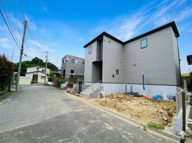 七栄０２期　新築戸建ての前面道路含む現地写真