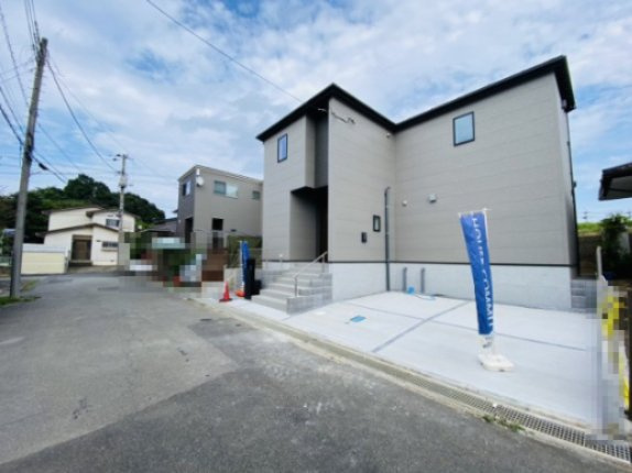 七栄０２期　新築戸建ての駐車場