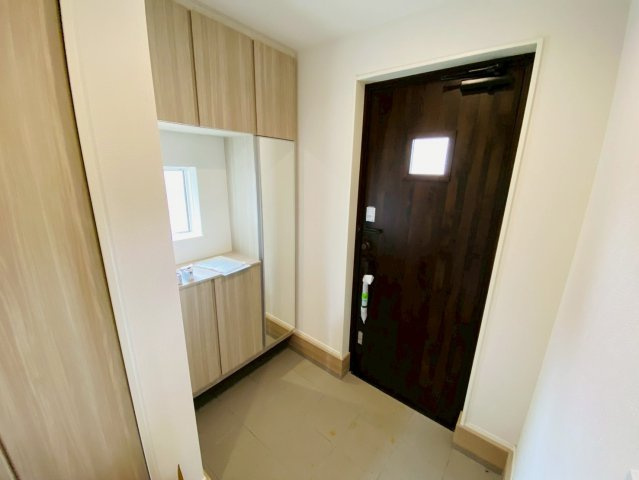 七栄０２期　新築戸建ての玄関