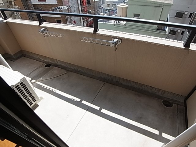 神戸市兵庫区新開地４丁目の賃貸マンションのバルコニー
