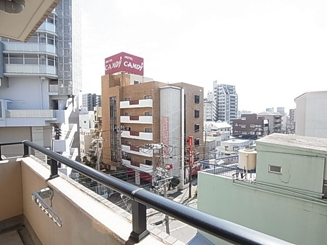 神戸市兵庫区新開地４丁目の賃貸マンションのバルコニー