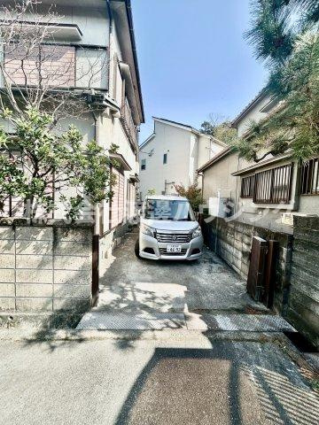 箕面市今宮2丁目一戸建の駐車場|軽なら2台駐車可