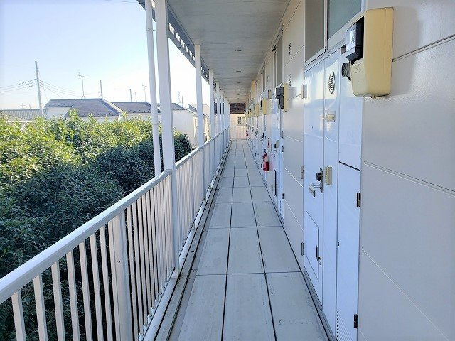 レオパレスグリーン青毛の玄関