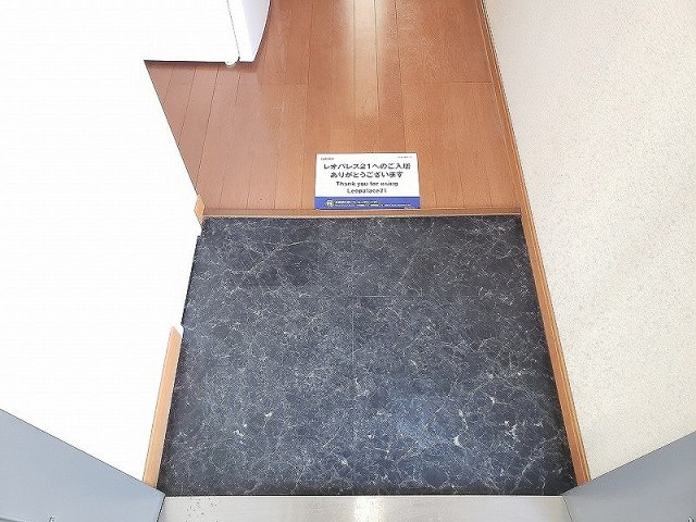 レオパレス椎名の玄関