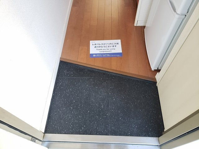 レオパレスパークサイド青葉の玄関