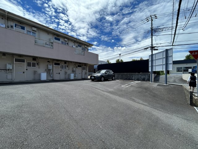 コーポクラモチの駐車場|駐車場があるので、車を買う予定の方も安心です