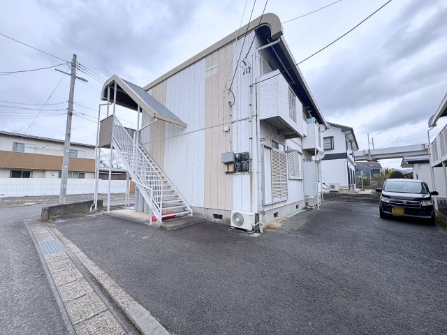 想定年間賃料294万　想定利回り14.70％　軽量鉄骨造の駐車場
