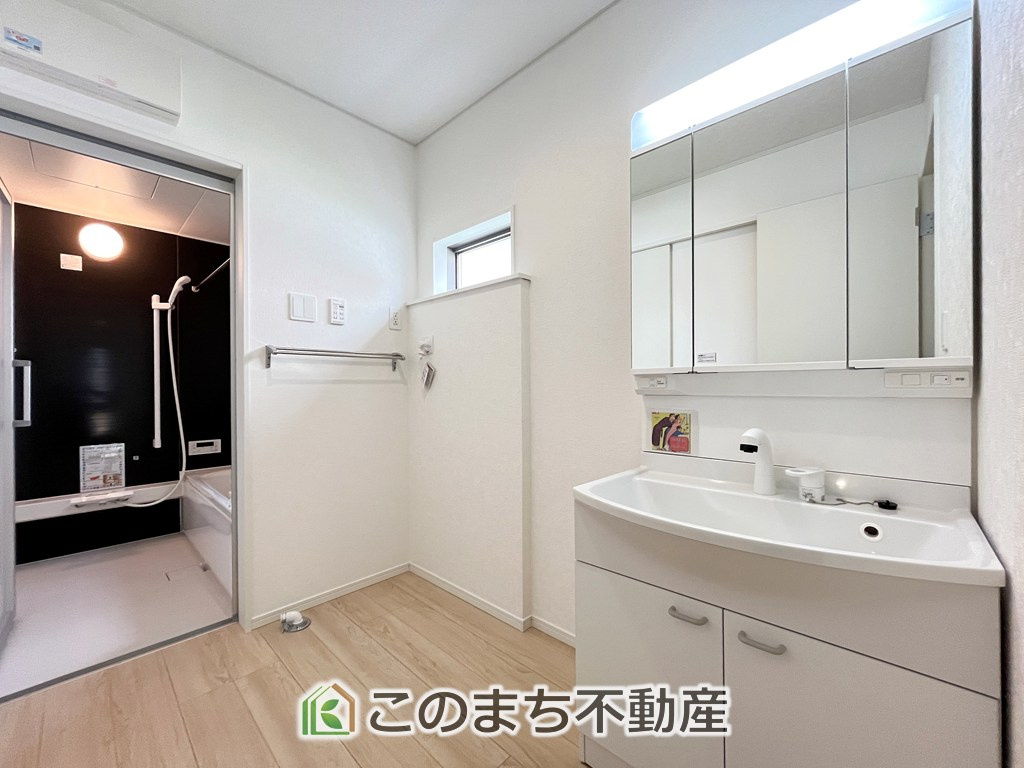 CRADLEGARDEN小山市横倉第4の独立洗面台|収納豊富な3面鏡の洗面台にはハンドシャワー完備です
