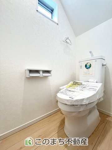 CRADLEGARDEN小山市横倉第4のトイレ|小窓から換気ができて清潔なトイレスペース☆温水洗浄便座搭載です！
