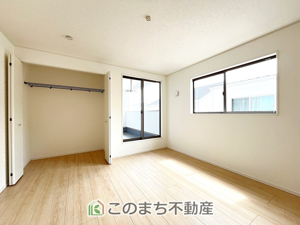 CRADLEGARDEN小山市横倉第4の洋室|日当たりが良く明るい洋室です。クローゼット付きで家具の配置がしやすく居心地の良いプライベート空間を演出します。
