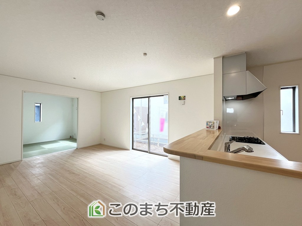 CRADLEGARDEN小山市横倉第4の居間・リビング|南側から暖かな日差しが差し込みます♪キッチンからリビングの様子がよく見渡せます☆
