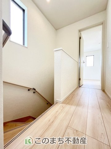 CRADLEGARDEN小山市横倉第4の内装|手すり付きで小さなお子様にも安心の階段スペースです☆
