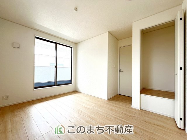 CRADLEGARDEN小山市横倉第4の洋室|柔らかい陽光が差し込む明るいお部屋を演出する設計。彩光の取れる窓が気持ちの良いお部屋を創り上げます。
