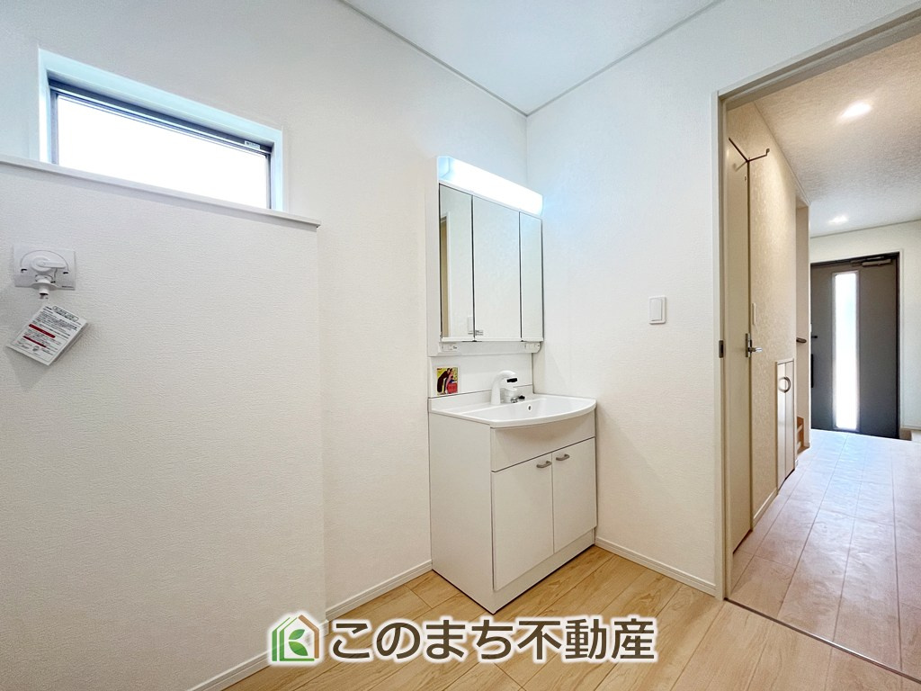 CRADLEGARDEN小山市横倉第4の洗面所|脱衣所は広々としておりますので、お子様のお着替えもストレスなくできます！
