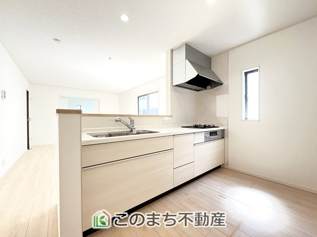CRADLEGARDEN小山市横倉第4のキッチン|"お洒落なホワイト天板のペニンシュラキッチンを採用しております。
浄水器内蔵の水栓です♪"
