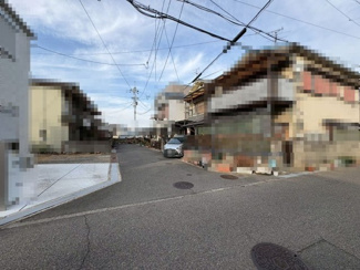 【前面道路含む現地写真】 | 日置荘西町４丁　売土地 | 周辺にはスーパーや薬局など、商業施設がそろっていますよ！とても住みやすい環境です