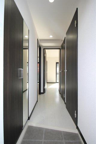 M10.牟田町IIの居間・リビング|玄関