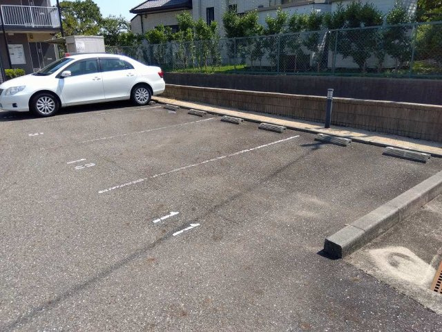明石市大久保町大窪のアパートの駐車場