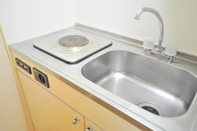 レオパレス冨田のキッチン|電磁調理器は１口です。