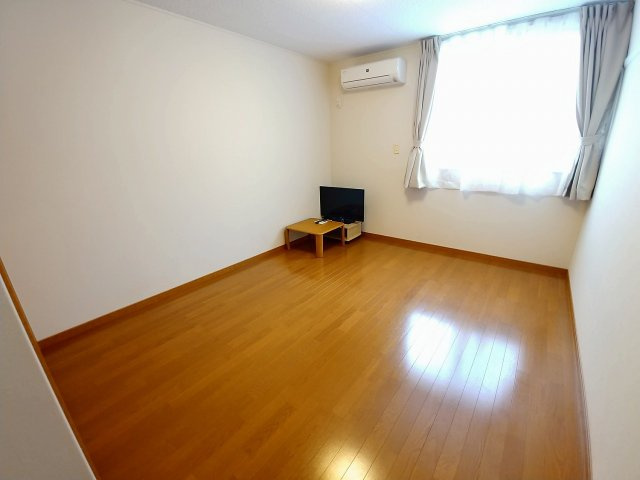明石市西明石西町２丁目のアパートの居間・リビング|家電付き部屋のみ（ＴＶ、カーテン設置）