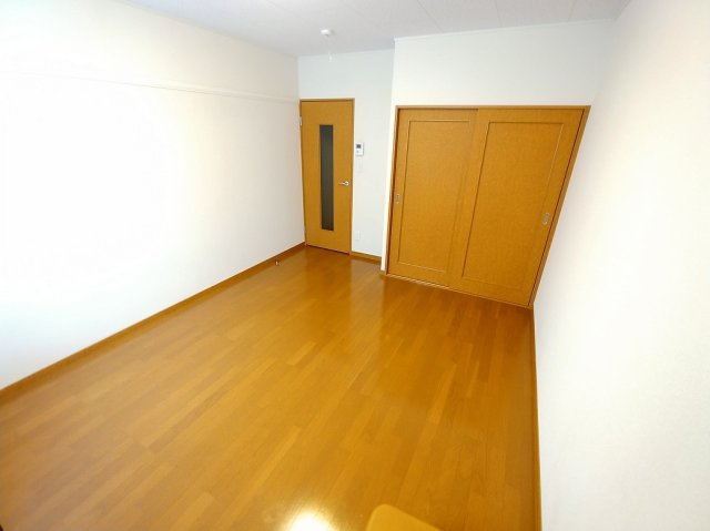 明石市西明石西町２丁目のアパートの居間・リビング|エアコン付き