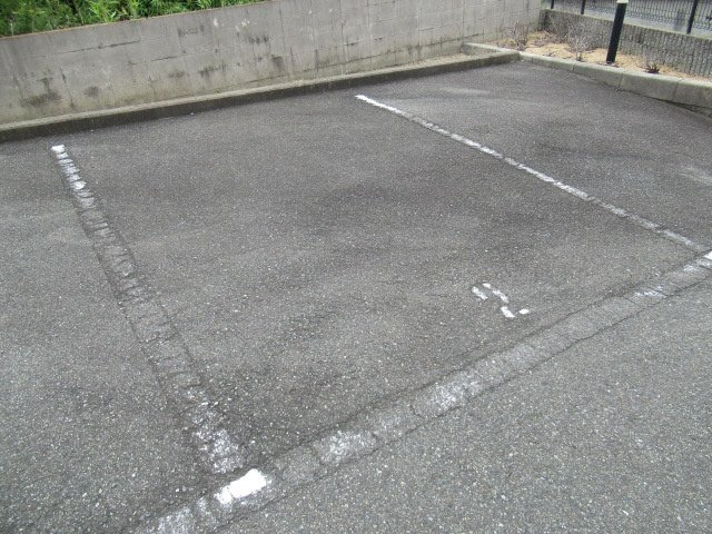 レオパレスルミエールの駐車場