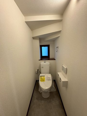 入間市小谷田中古戸建のトイレ|トイレは温水洗浄機能搭載なので、清潔に気持ち良くお使いいただけます！トイレットペーパーの節約にもなります！暖房便座で寒い日もあたたかです♪
