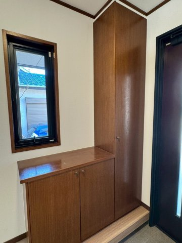 入間市小谷田中古戸建の玄関|玄関には収納力に優れたシューズボックスがございますので、ご家族みんなの靴が十分入ります！靴以外の物も収納して玄関はいつもスッキリです！
