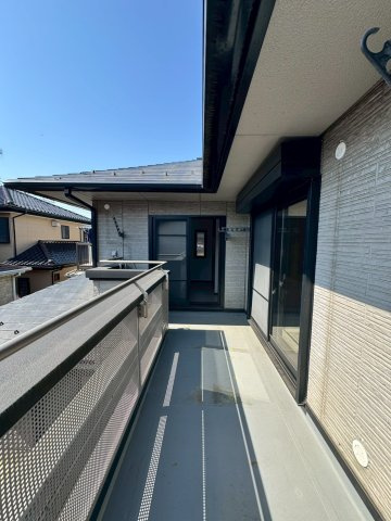 入間市小谷田中古戸建のバルコニー|太陽の光が射し込むバルコニーは、洗濯物を干すのが楽しくなりますね♪