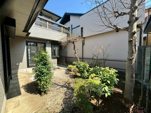 入間市小谷田中古戸建の庭|ちょっとした庭スペースがあり、キッズプールや家庭菜園、ペットの遊び場など使い方は色々！外時間を気軽に楽しめる嬉しいスペースです。
