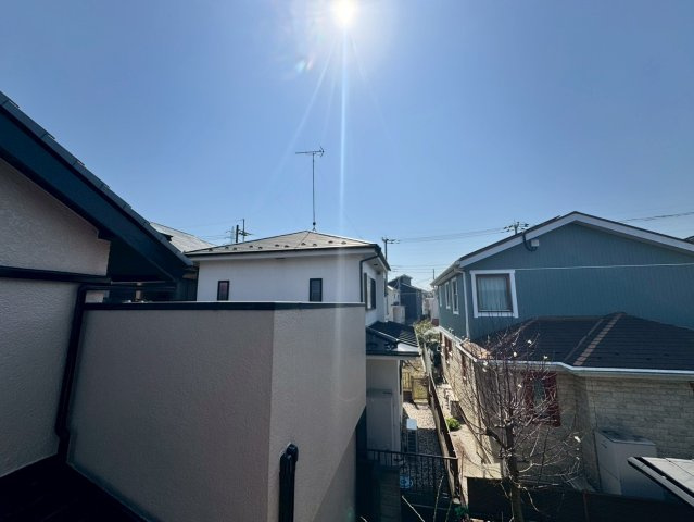 入間市小谷田中古戸建の展望|周囲に高い建物がなくのびやかな眺望が広がる心地よい住環境。窓を開ければ自然の風が通り抜け開放感ある暮らしを楽しめます。
