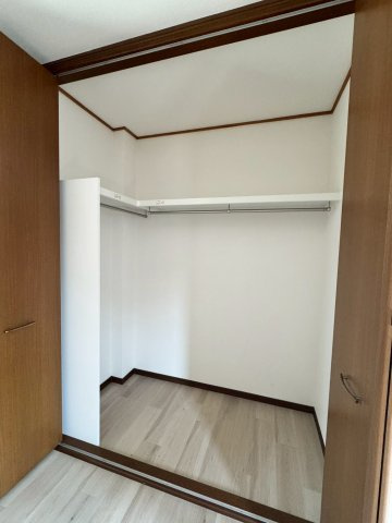 入間市小谷田中古戸建の収納|大きいクローゼットが設置されており、衣類が多いご家庭も安心！