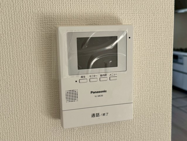 入間市小谷田中古戸建の防犯設備|「見える安心」をカタチにしました。誰が来てもわかる様にモニター付きインターホンを設置。家事導線を考慮した個所に設置し、防犯性と利便性に優れ快適と安らぎを合わせた優しい設計。
