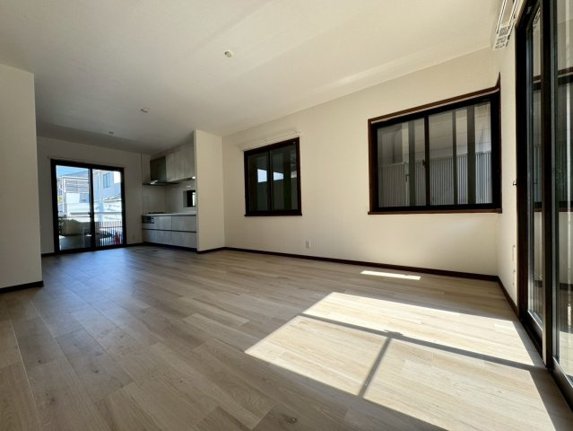 入間市小谷田中古戸建の居間・リビング|広さ以上のゆとりを感じられるリビングダイニングは、家族の時間を豊かに彩る大切な場所。家具のレイアウトがしやすく、気分に合わせた模様替えも楽しめます。