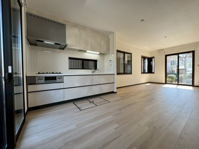 入間市小谷田中古戸建の居間・リビング|開放感と落ち着きが共存するリビングダイニング。くつろぎの時間にも、家族で囲む食事のひとときにもフィットする、バランスの良さが魅力です。どんな家具とも合わせやすく、暮らしの幅がぐっと広がります。
