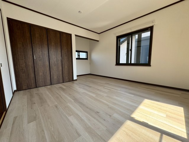 入間市小谷田中古戸建の洋室|シンプルで使い勝手の良い洋室は、家具の配置がしやすく、理想のインテリアを思いのままに楽しめます。プライベート時間を快適に過ごせる心地よい空間です。
