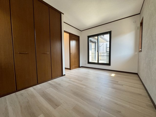 入間市小谷田中古戸建の洋室|すっきりとしたつくりで、どんなインテリアにも馴染む洋室。収納とのバランスもよく、日常生活が自然と整う使い勝手の良い一部屋です。
