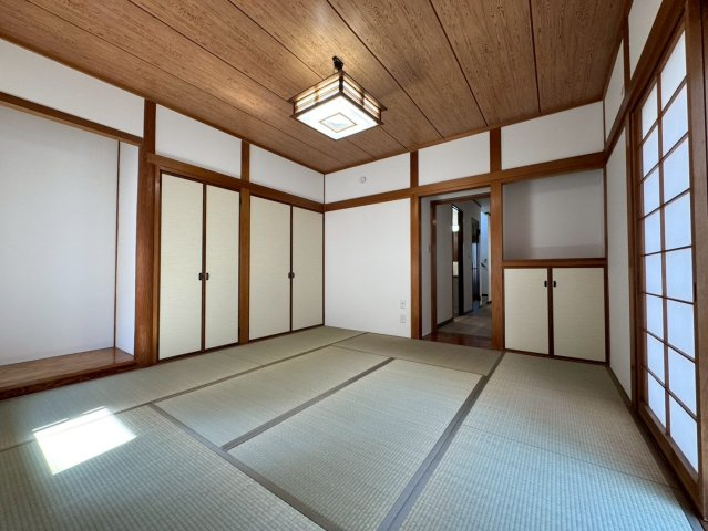 入間市小谷田中古戸建の和室|心がホッと落ち着く和室をご用意しました！床が柔らかいので小さいお子様のプレイルームや、ご両親が泊まりに来た時の客間としてなど、様々な用途で使える万能なお部屋です☆
