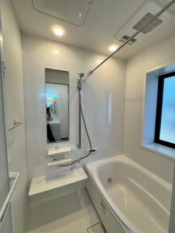 入間市小谷田中古戸建の浴室|一日の疲れを癒してくれるお部屋の中のオアシスは、魅力的な快適空間。これなら、１日の疲れをとってくれそう。浴室に窓がついているので、湿気に困ることもなさそうです。オートバスもついており、準備も楽々。
