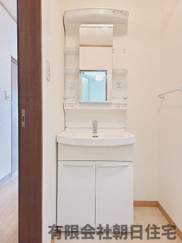 【独立洗面台】 | 八雲台2丁目中古戸建（収益物件） | 独立洗面台で身支度をすべて済ませてしまいましょう