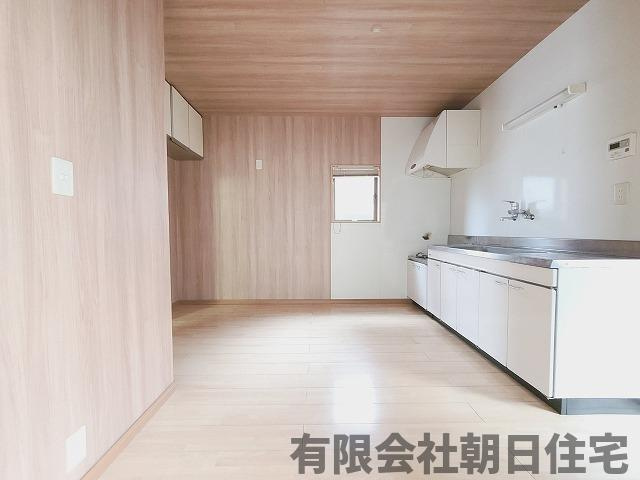 【居間・リビング】 | 八雲台2丁目中古戸建（収益物件） | ゆったりとした居間です