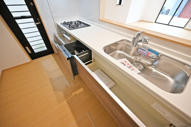 ハートフルタウン伊丹市奥畑2丁目新築一戸建て│3LDK+駐車2台可(車種制限有)のキッチン|ワークトップは十分な広さがあるW2550タイプ。調理台下いっぱいに収納を設け、包丁のホルダーや調味料専用の引き出しも備えています。本分譲地は食洗機付です。