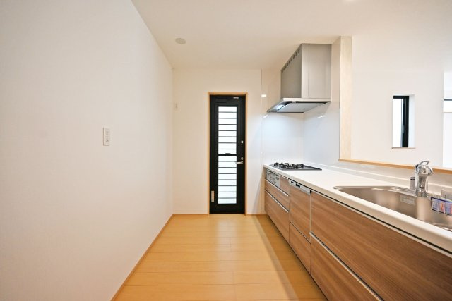 ハートフルタウン伊丹市奥畑2丁目新築一戸建て│3LDK+駐車2台可(車種制限有)のキッチン|1階キッチンにはお好みのカップボードや500L以上の家庭用冷蔵庫を配置しても作業スペースが十分に確保できる広さと奥行で設計しています。