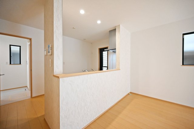 ハートフルタウン伊丹市奥畑2丁目新築一戸建て│3LDK+駐車2台可(車種制限有)のキッチン|コンロ前袖壁付カウンター造作のキッチンです。上部にはダウンライトを採用し、作業性を確保。 収納庫付きで掃除用品や日用品等、幅広く収納して頂けます。